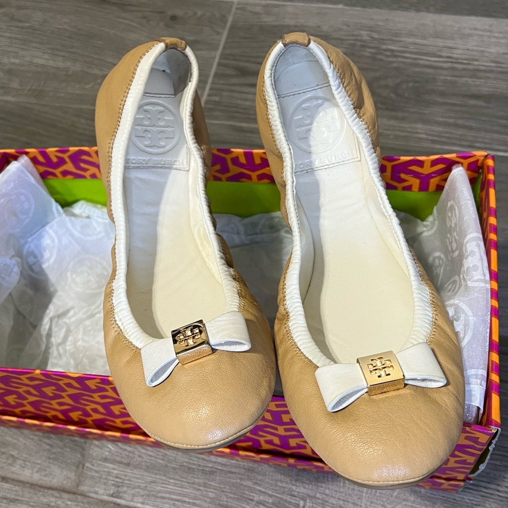 Tory Burch “Eddie bow” ballerinas in iced coffee color